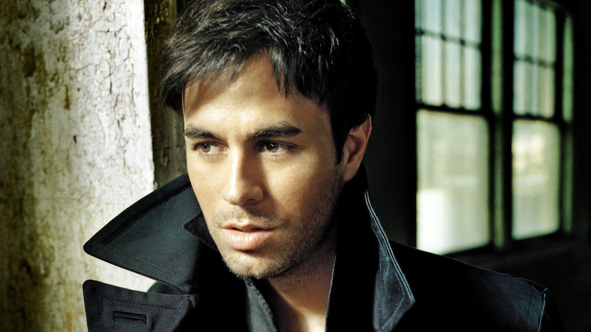 Download Wallpaper 1920x1080 enrique iglesias, coat, window, look