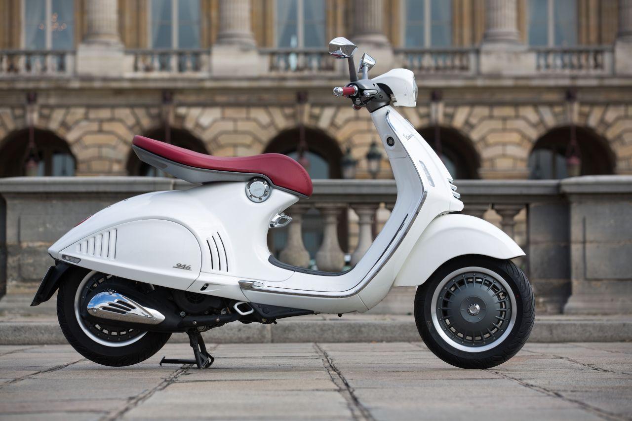 Итальянский скутер Vespa 946