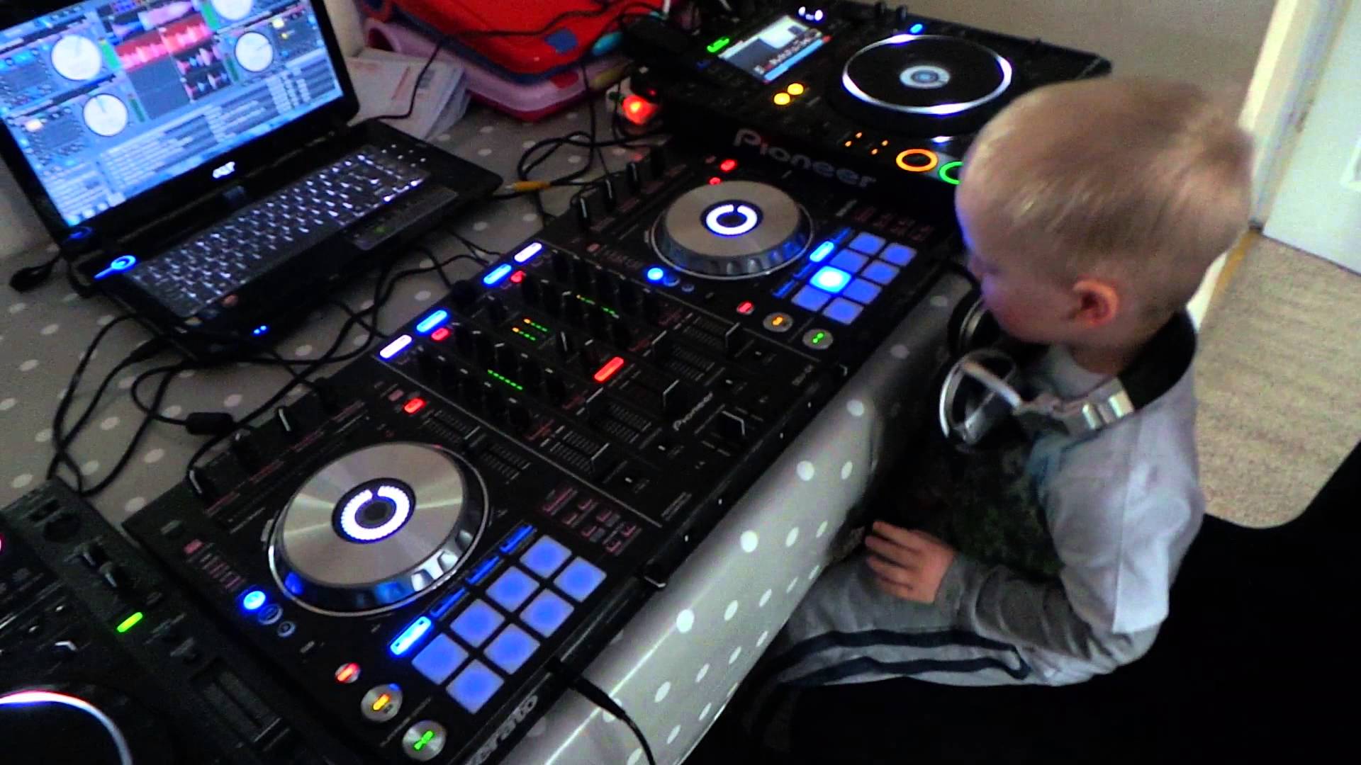 Dj Stanley Dyer, age 2 from East Sussex, England on the Pioneer DDJ