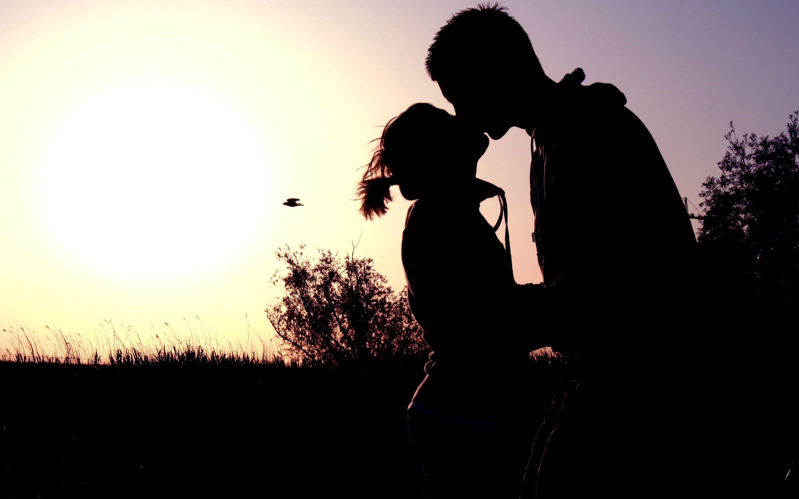 Download wallpaper 2560x1600 couple, shadow, sunset, kissing