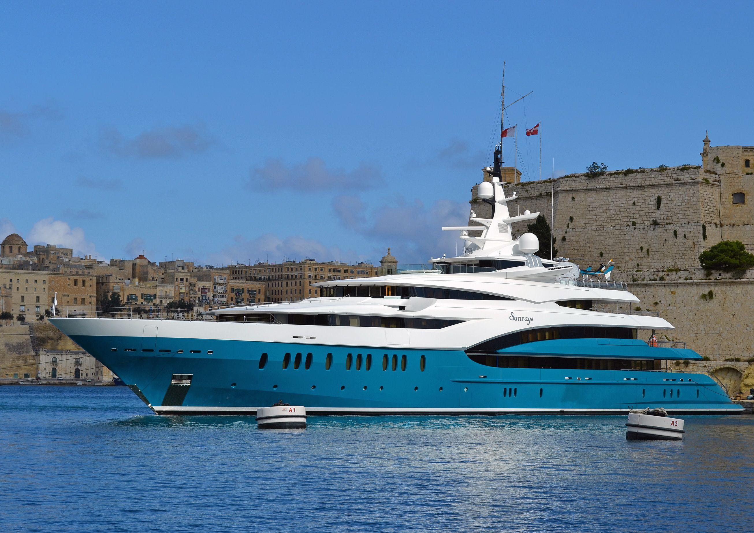 Image superyacht Sunrays Luxury Yacht 2611x1845