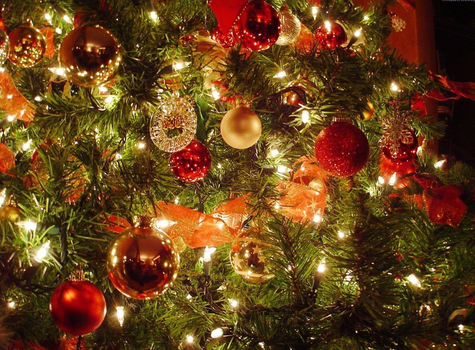 Download wallpaper 1600x1180 christmas tree, christmas decorations
