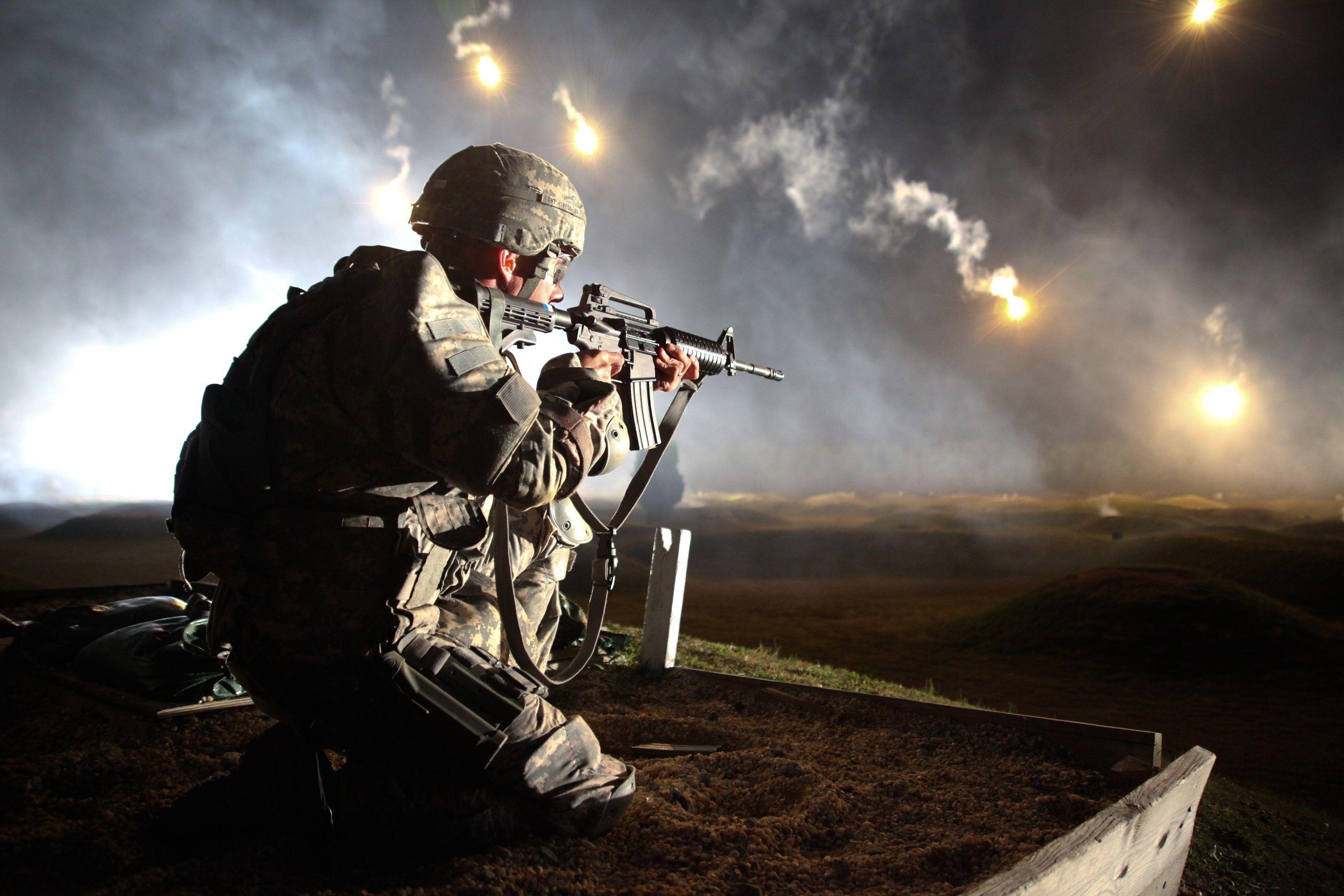US Army Soldier In War Desktop Wallpaper