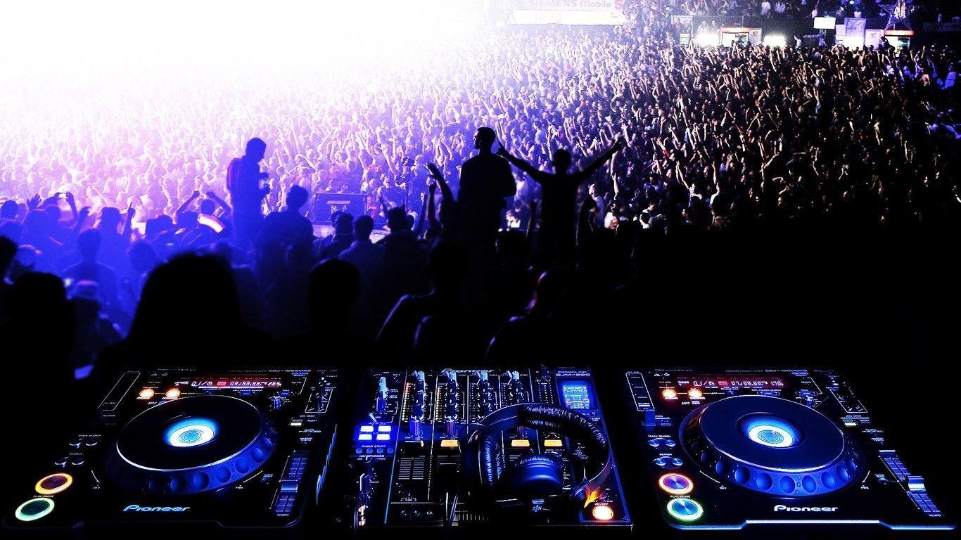 DJ player audio mixing electronic music in a... - Stock Illustration  [98893025] - PIXTA