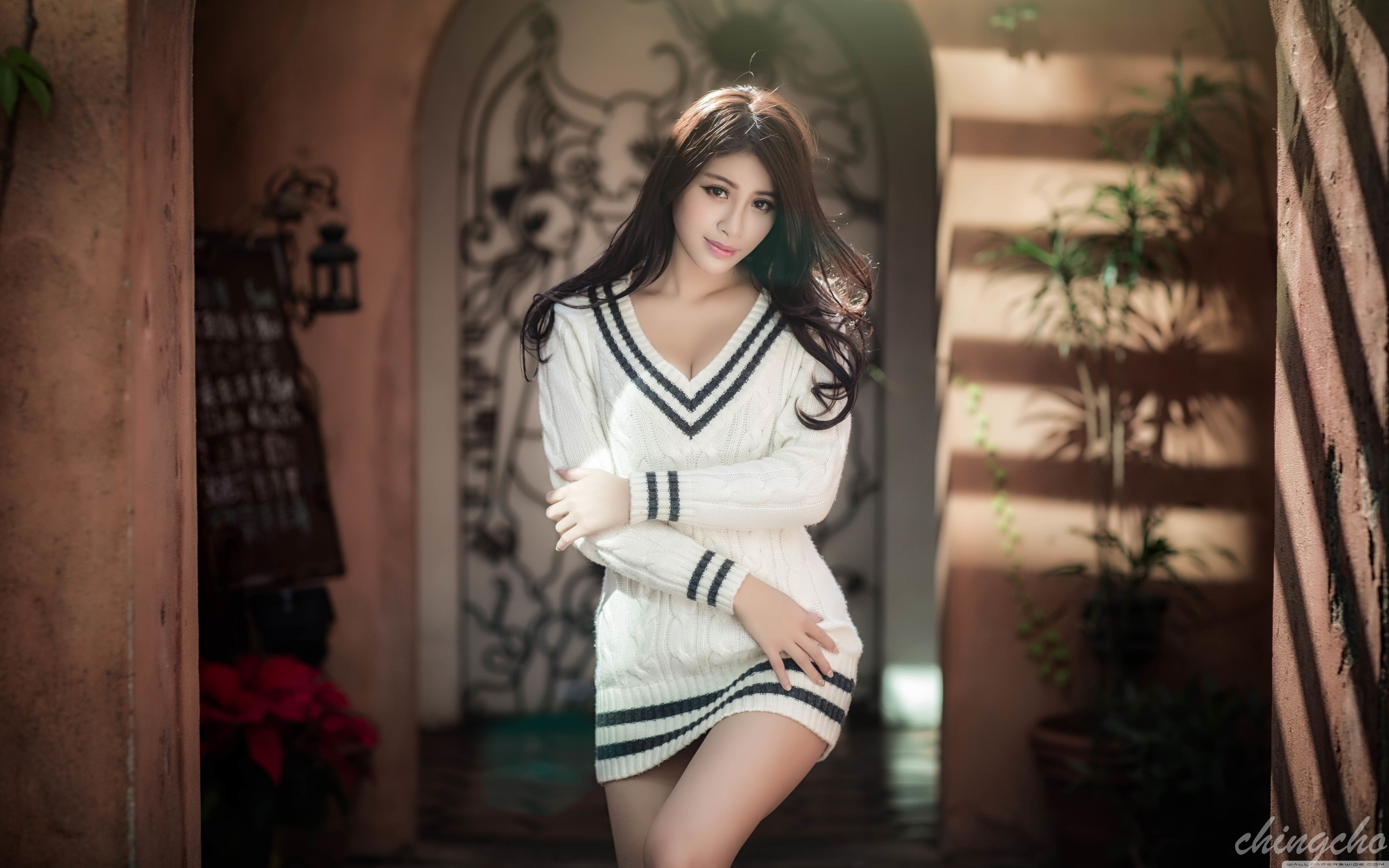 Asian Girl wearing a Big Sweater ❤ 4K HD Desktop Wallpaper for 4K