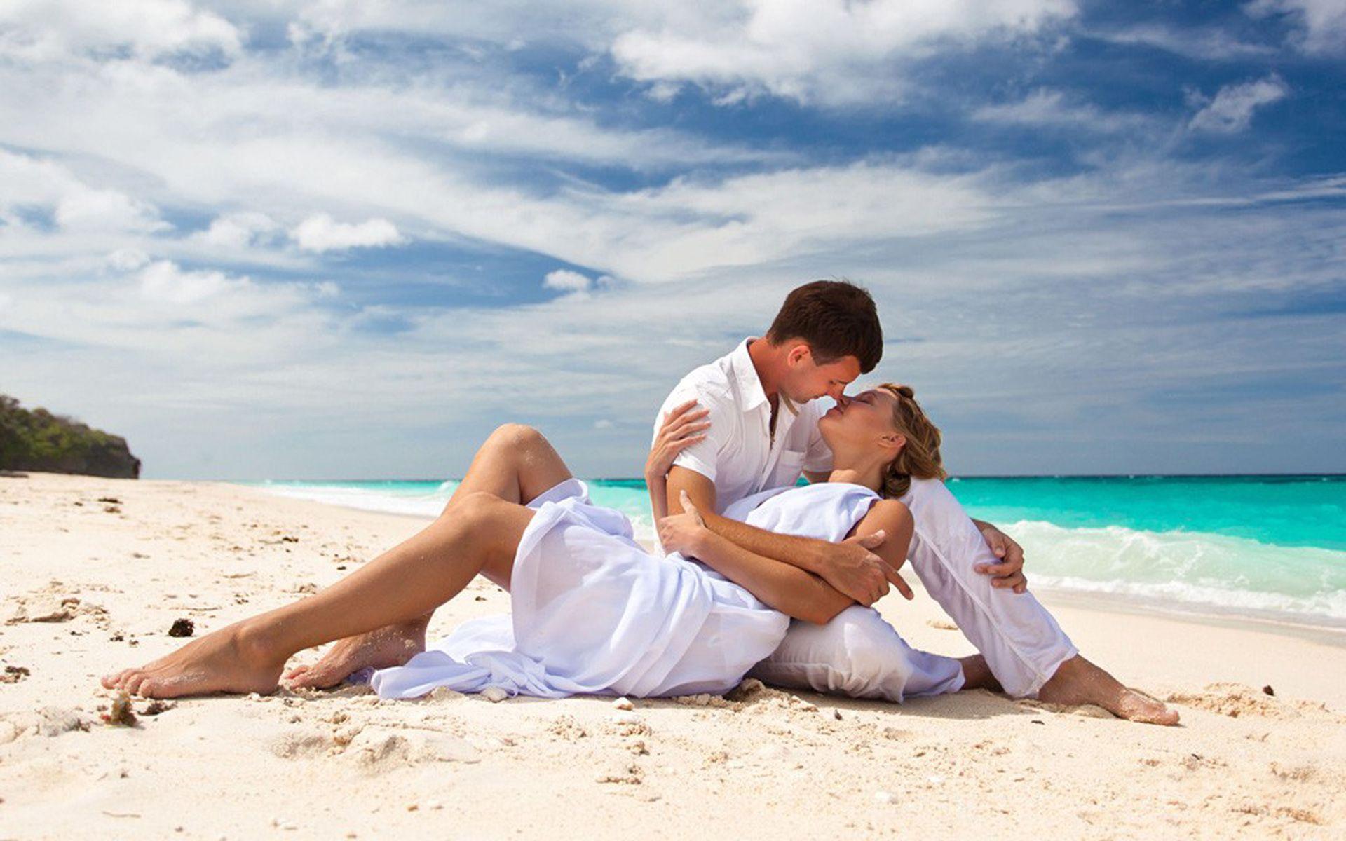 Love Romance Kiss Summer Sea Beach Romantic Couple HD Wallpaper