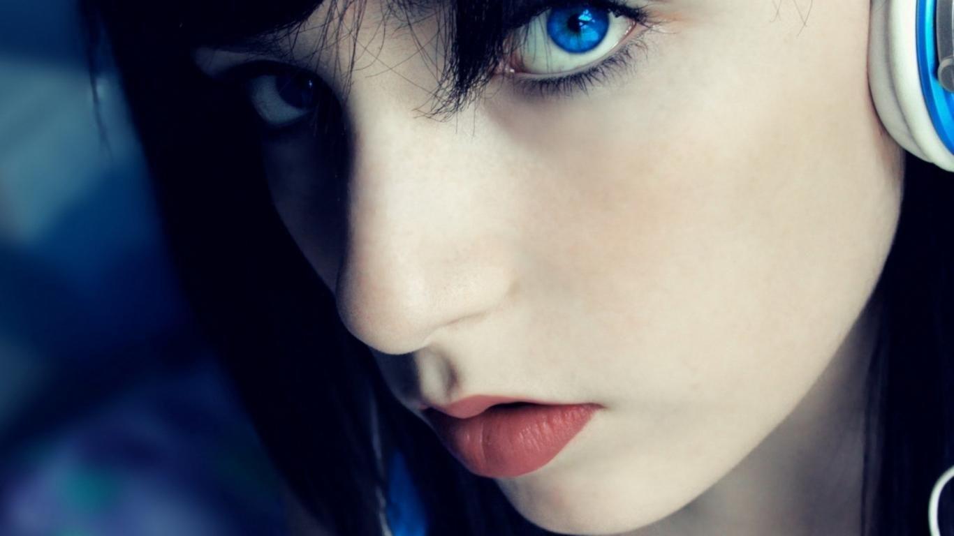 bqrooon1212. Blue eyes, Lips