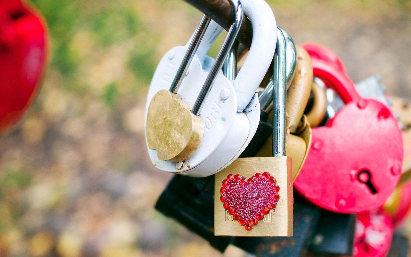 Download wallpaper 1680x1050 locks, diversity, colorful, love, heart