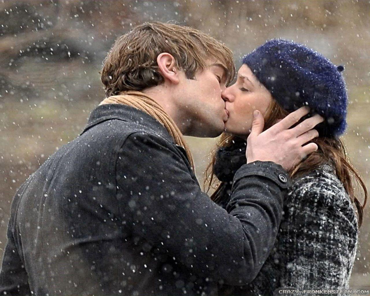 Romantic French Kiss Wallpaper Desktop Background