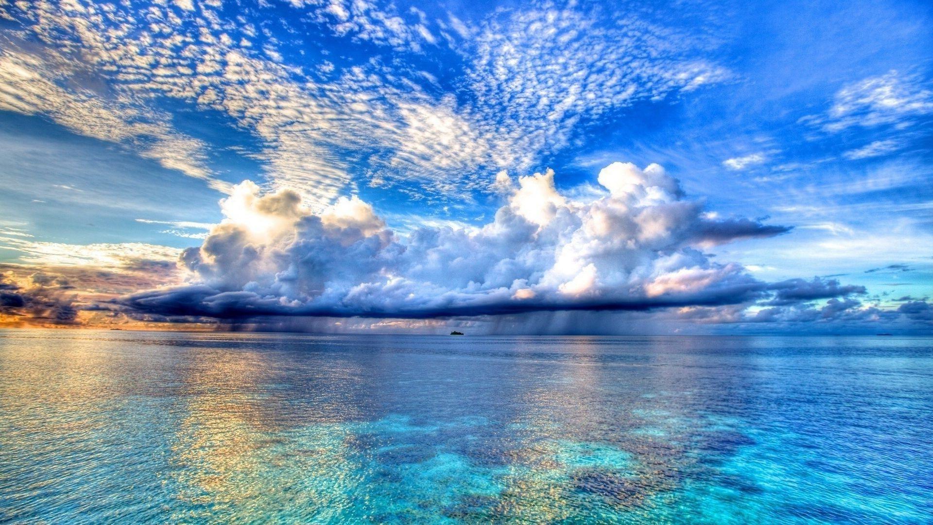 Blue ocean and amazing sky. Desktop wallpaper for free