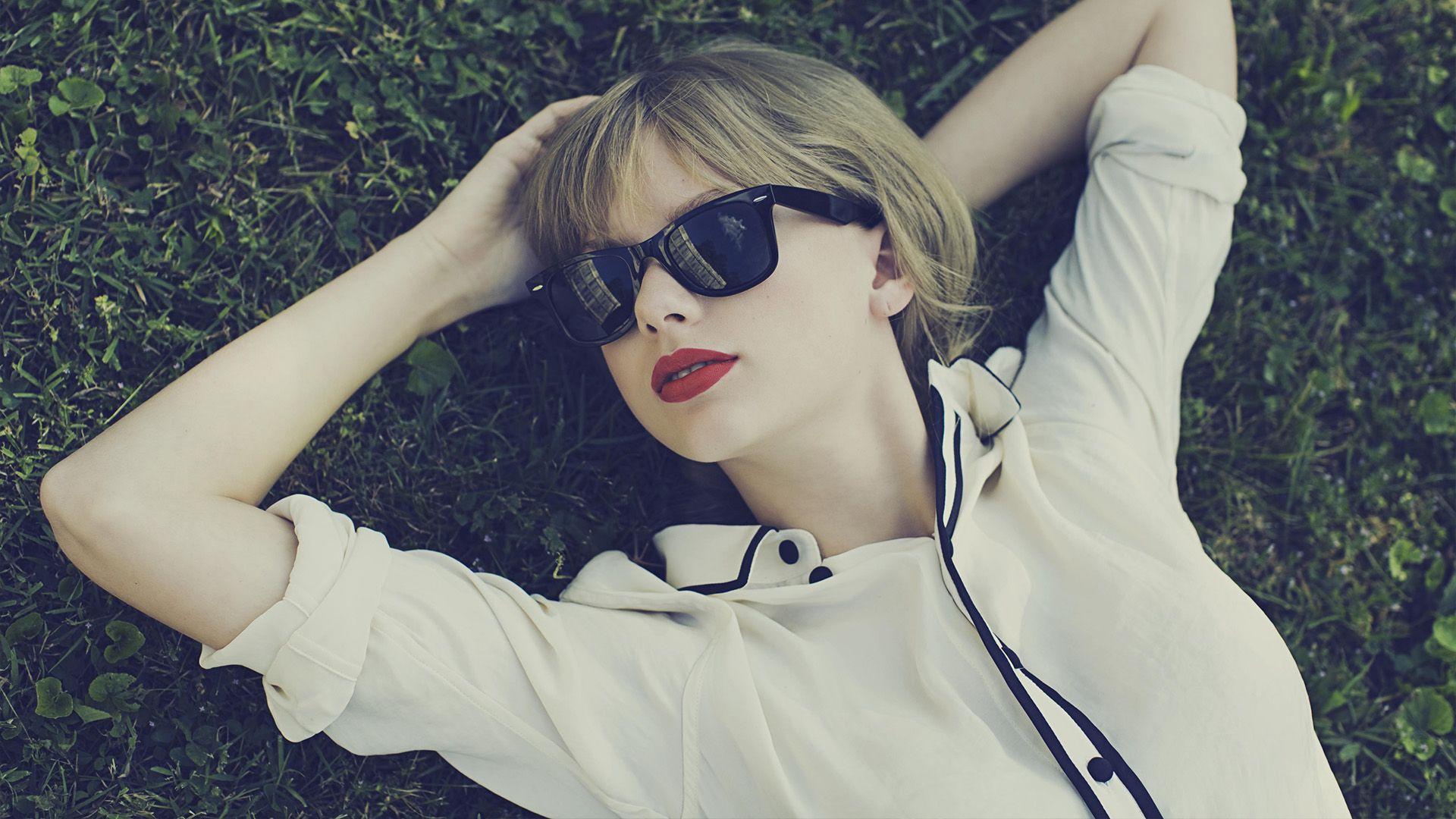 Taylor Swift Red Photoshoot Wallpaper
