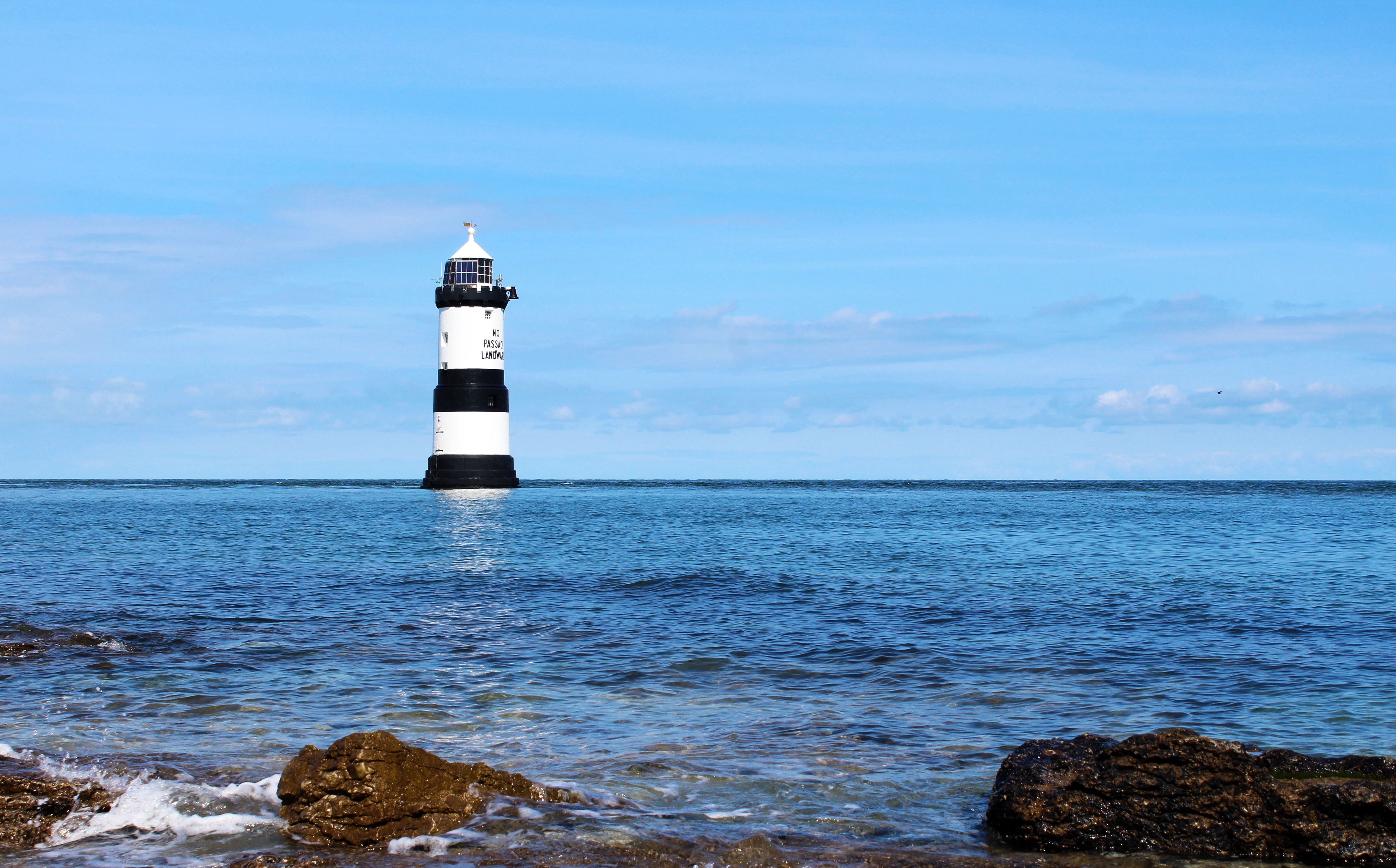 White and black lighthouse HD wallpaper
