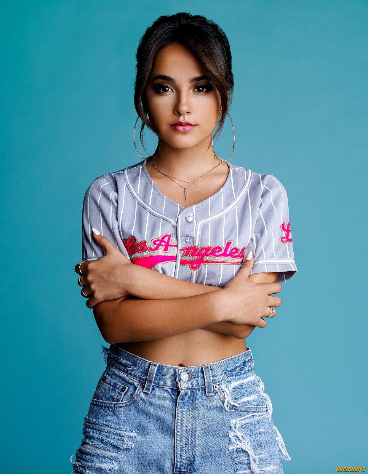 wallpaper borders: Isabela Moner picture and Wallpaper