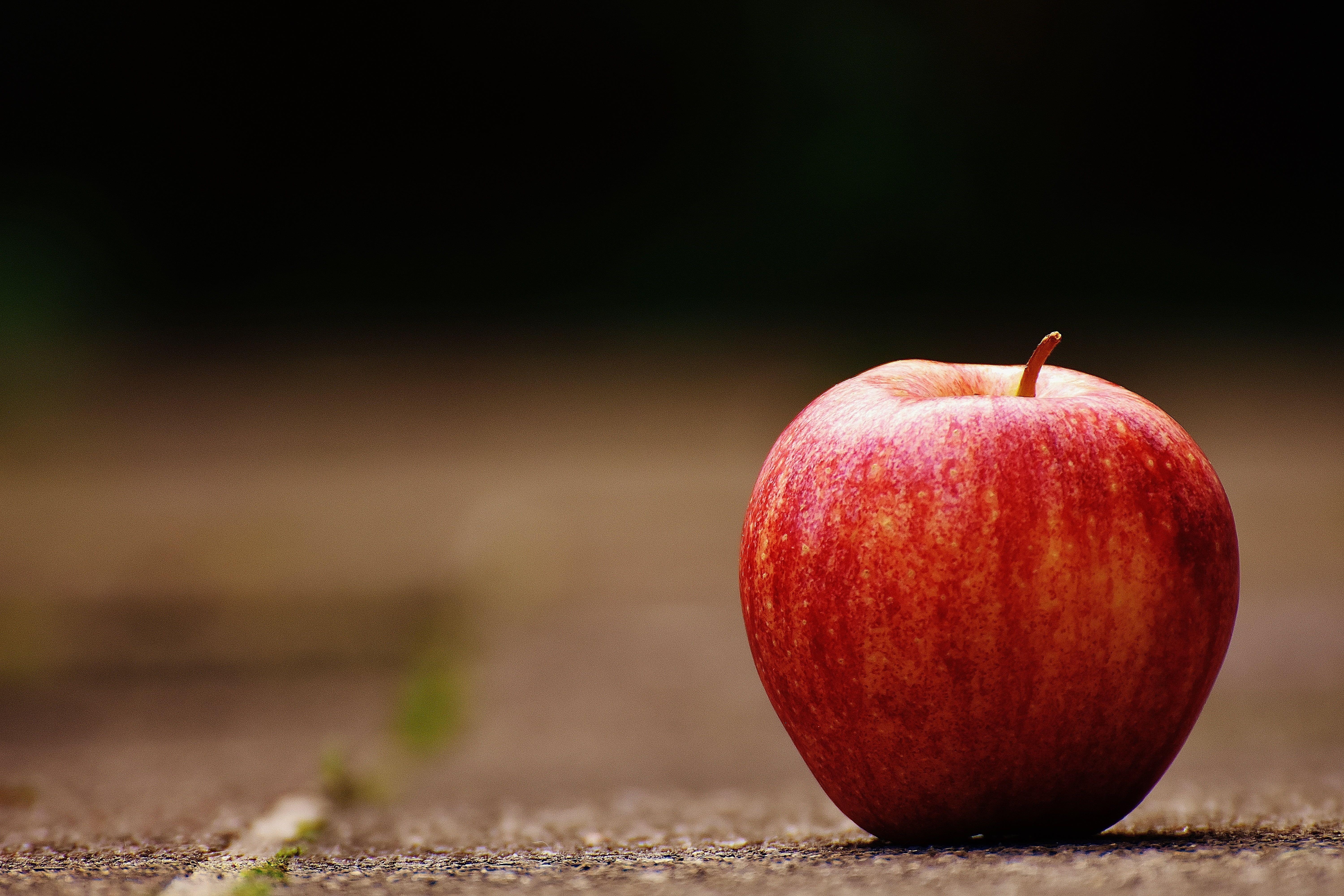 Focus photography of red apple HD wallpaper