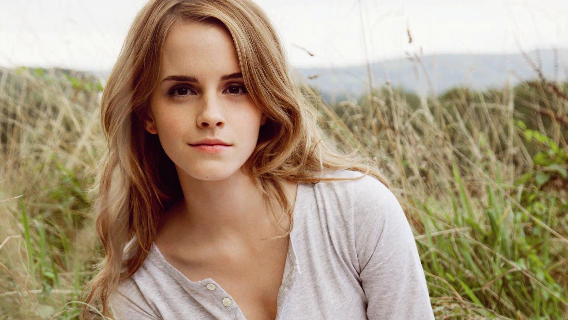 Emma Watson Hot HD Wallpaper