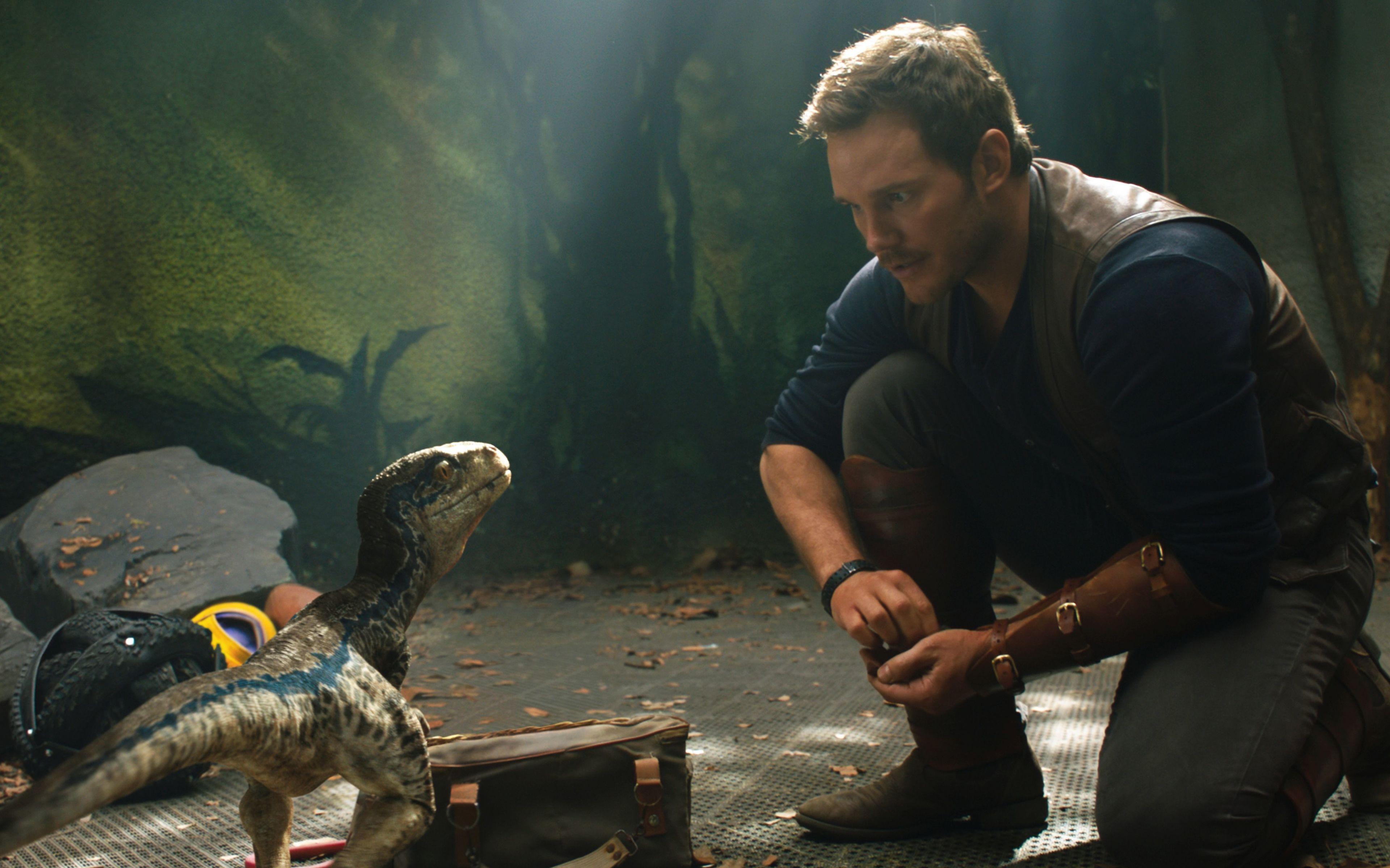 Chris Pratt And Little Raptor Jurassic World Fallen