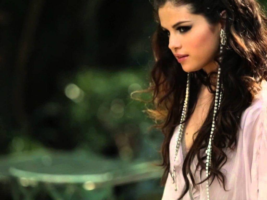 Beautiful Selena Gomez WallPaper HD