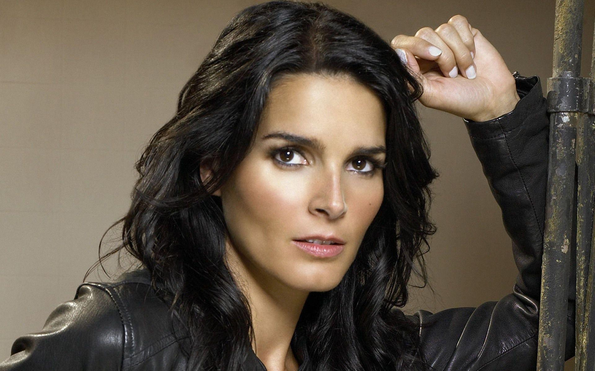 Angie Harmon Full HD Wallpapers and Backgrounds Image.