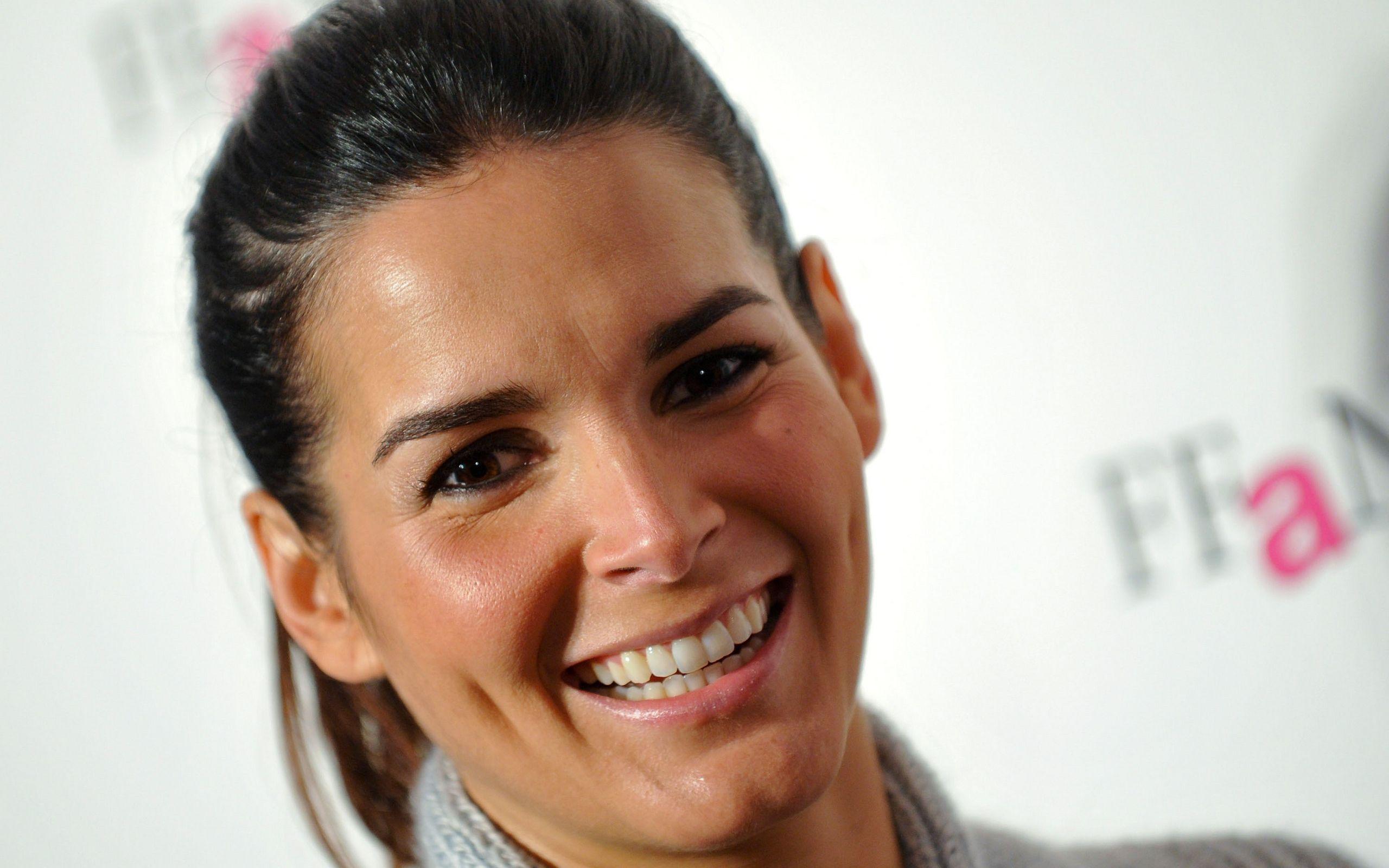 Angie Harmon HD Wallpaper and Background Image