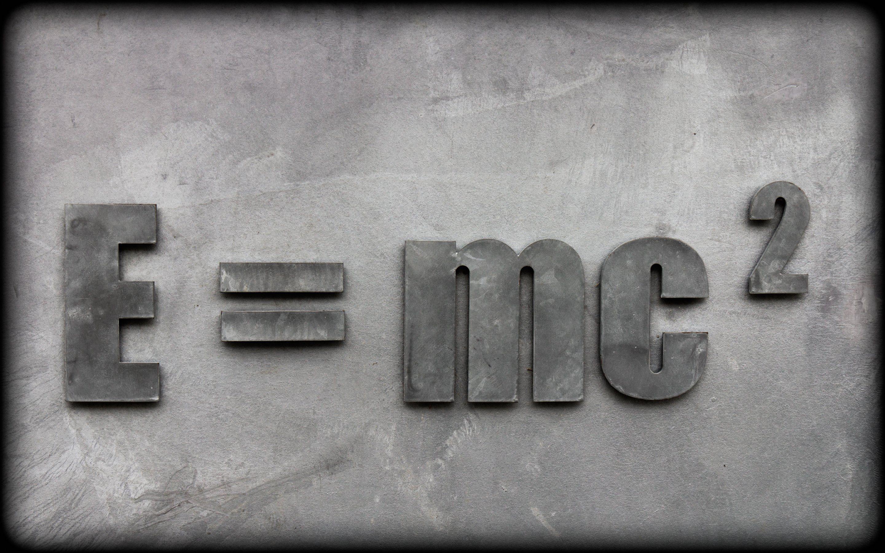 Е на 10 дней. Е мс2 формула Эйнштейна. E=mc². MC-2. E mc2 картинки.