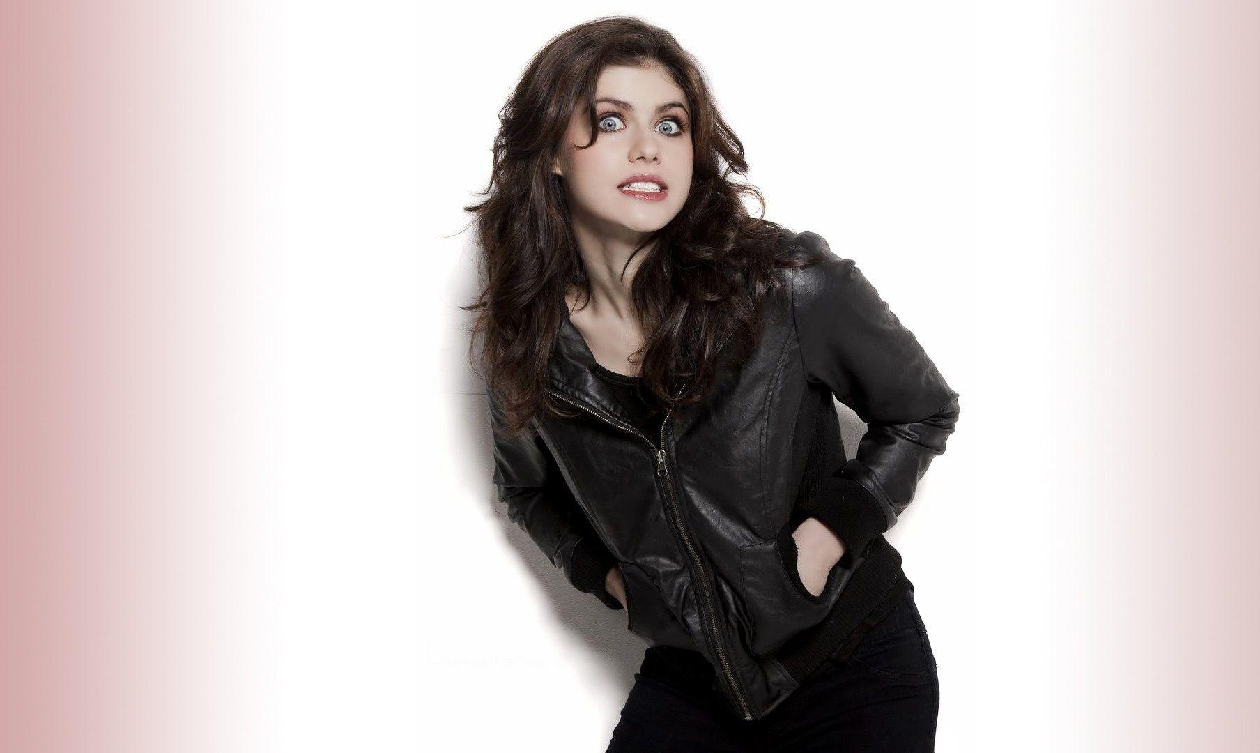 Alexandra Daddario Elegant Dress HD Wallpaper Wallpaper Post