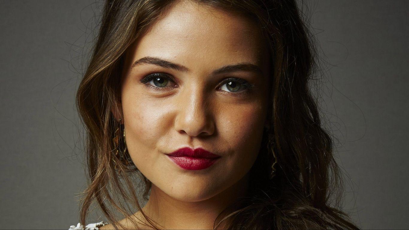 Download wallpaper 1366x768 danielle campbell, girl, face, smile