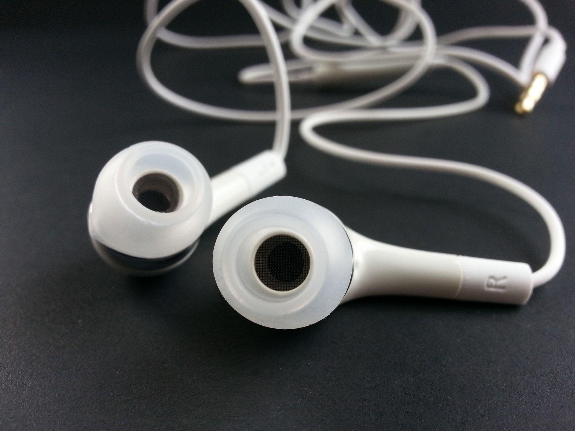White Earbuds Headset Wallpaper 62218 1920x1440px