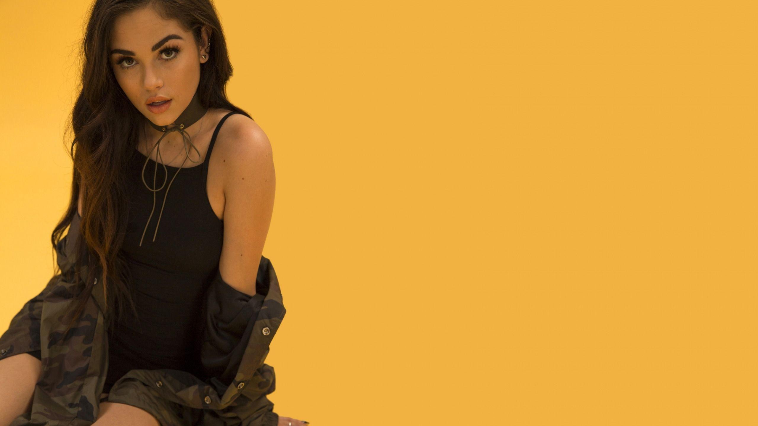 Download wallpaper look, girl, background, sweetheart, brunette