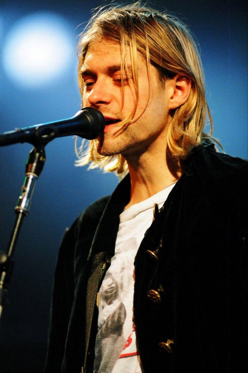 Kurt Cobain Style: Cobain's Famous Grunge Looks