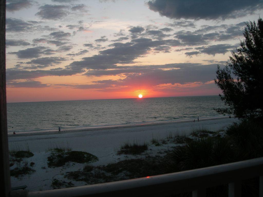 Paradise Found!! 2,200 sqft, Amazing 3br Gu