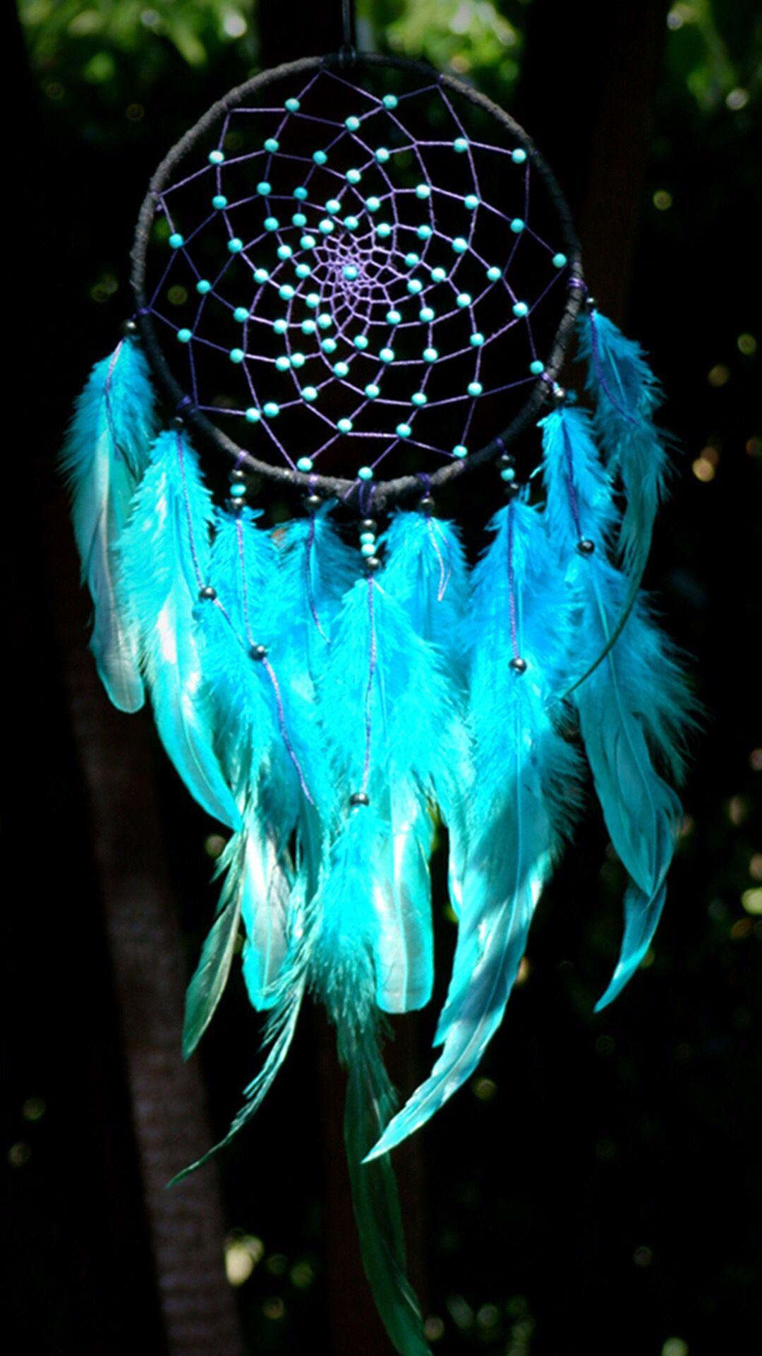 The light and dark blue of the dreamcatcher makes it look majestic