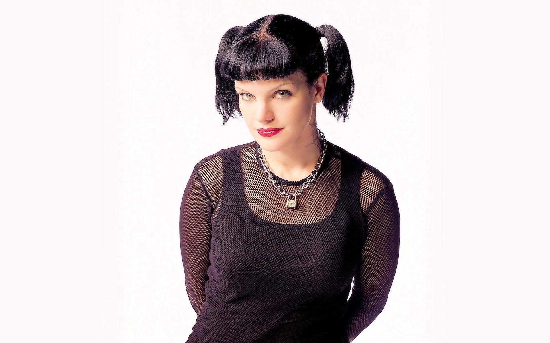 Abby Aka Pauley Perrette Ziva And Abby Wallpaper