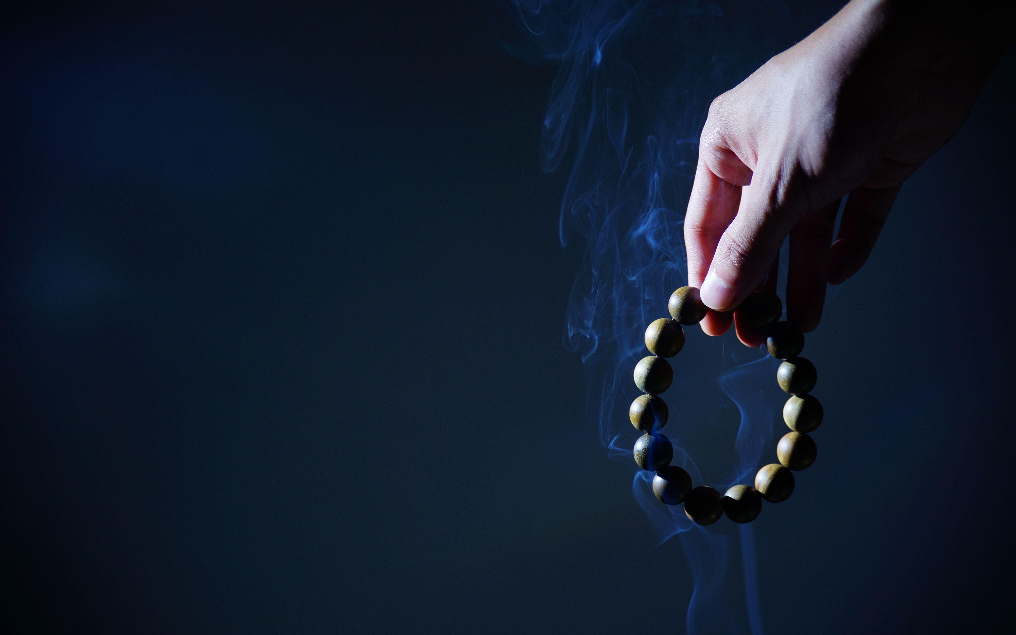 Download wallpaper 3840x2400 rosary, hand, smoke 4k ultra HD 16:10