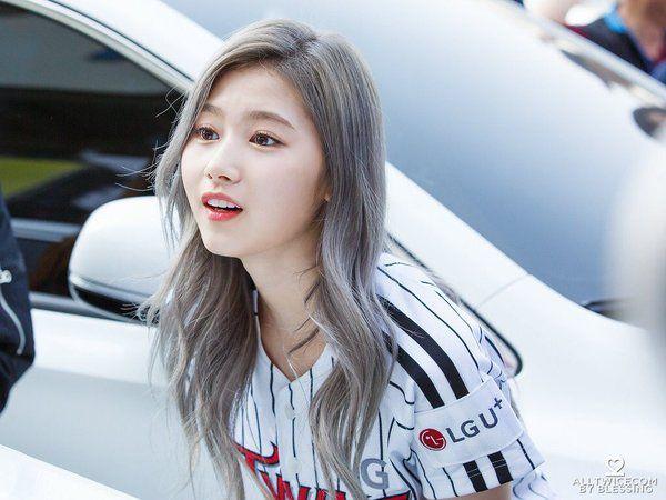 Twice's Sana looking AMAZING with silver hair! Photo