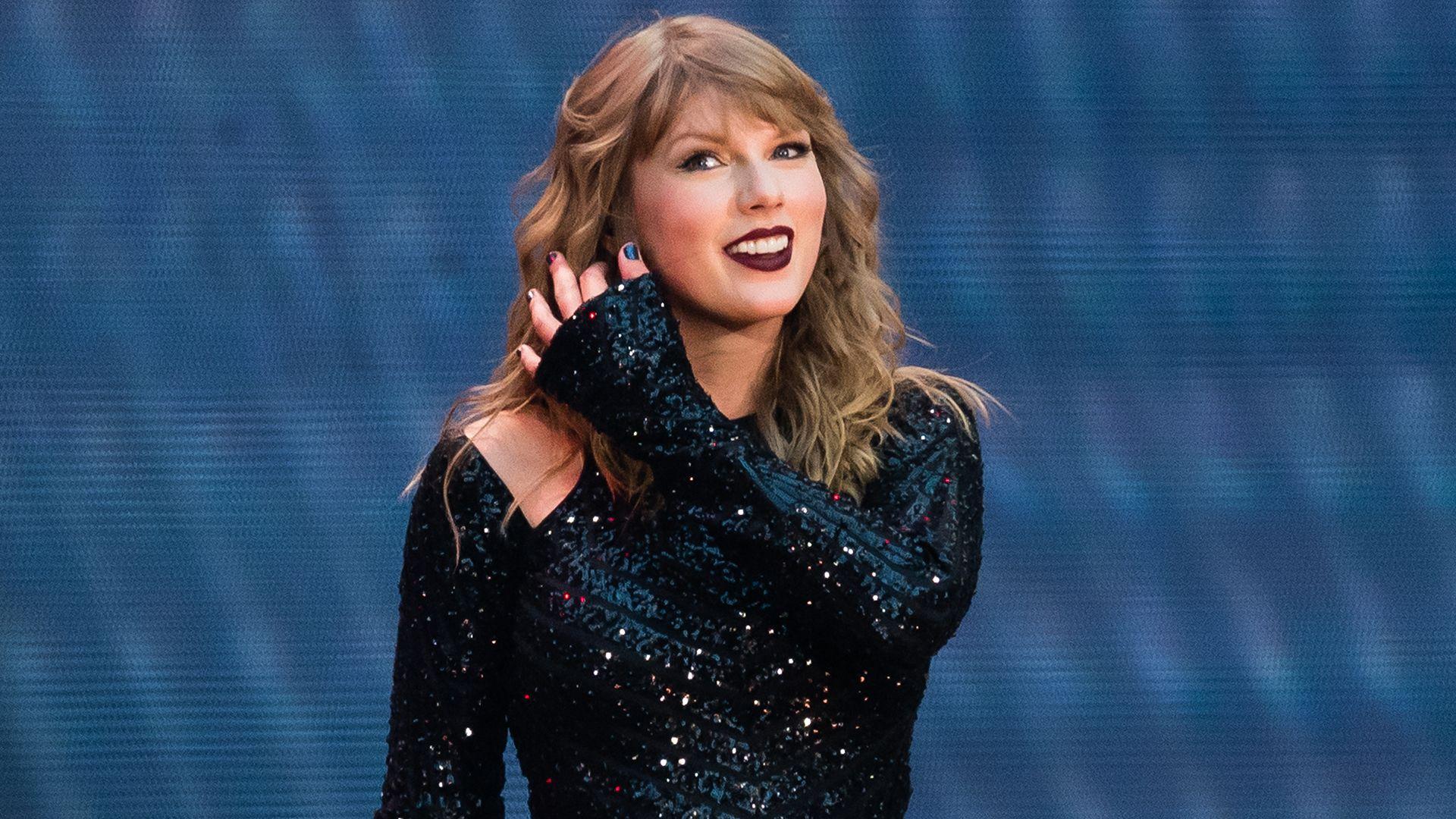 Taylor Swift Almost Hit by Bird at 'Reputation' Concert