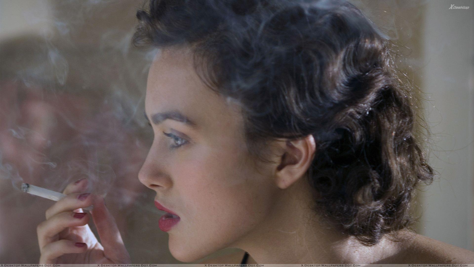 Keira Knightley Red Lips Doing Smoking Side Face Closeup Wallpaper