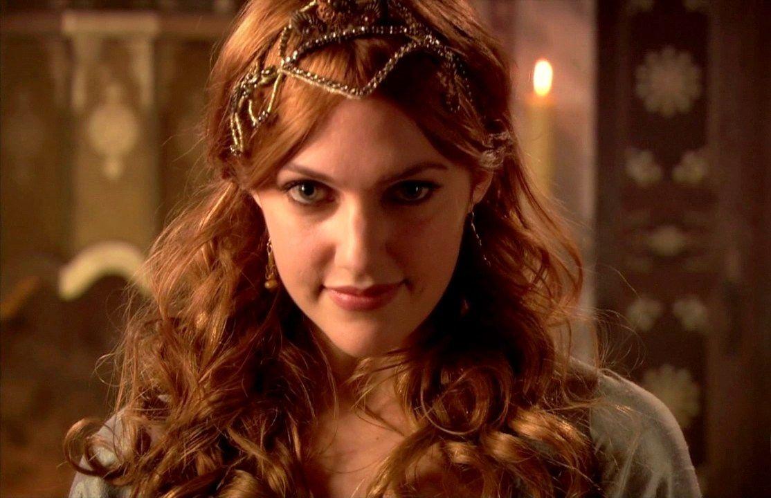 Meryem Uzerli amazing look as queen