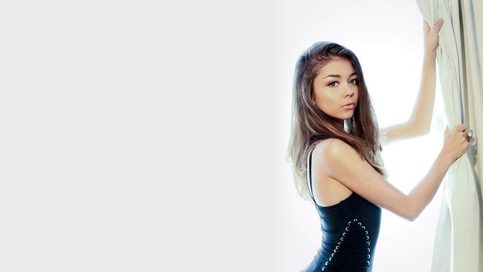 Sarah Hyland HD Wallpaper and Background Image