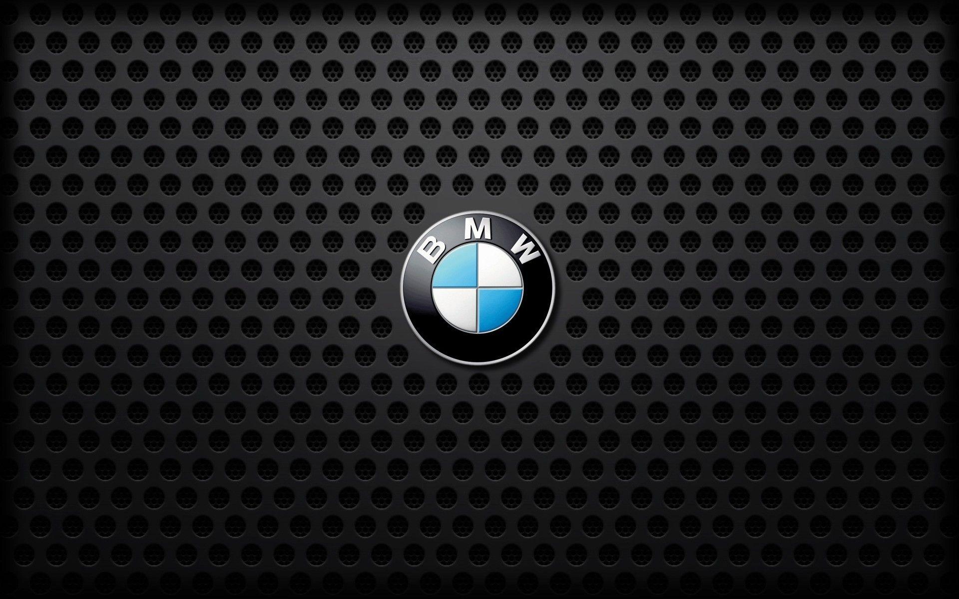 BMW знак на черном фоне