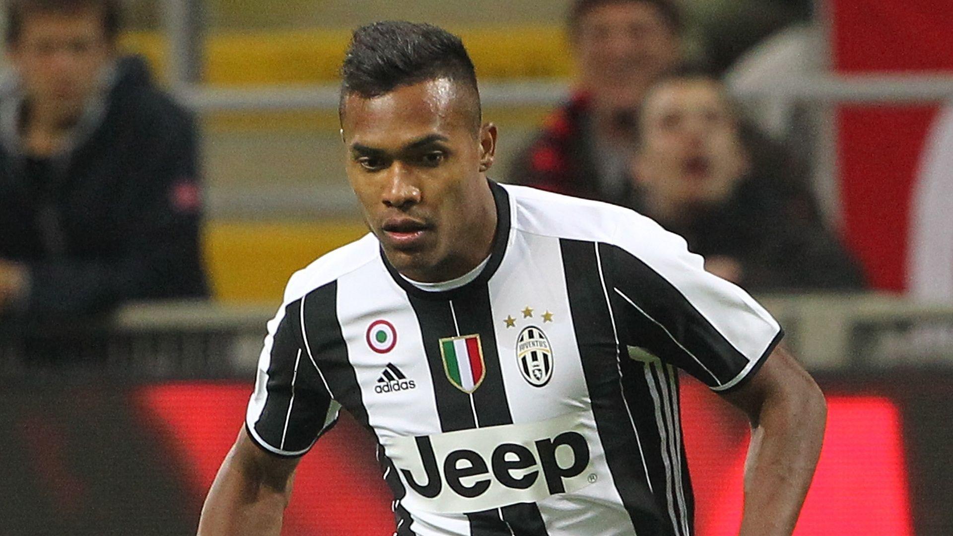 Manchester clubs vie for Alex Sandro