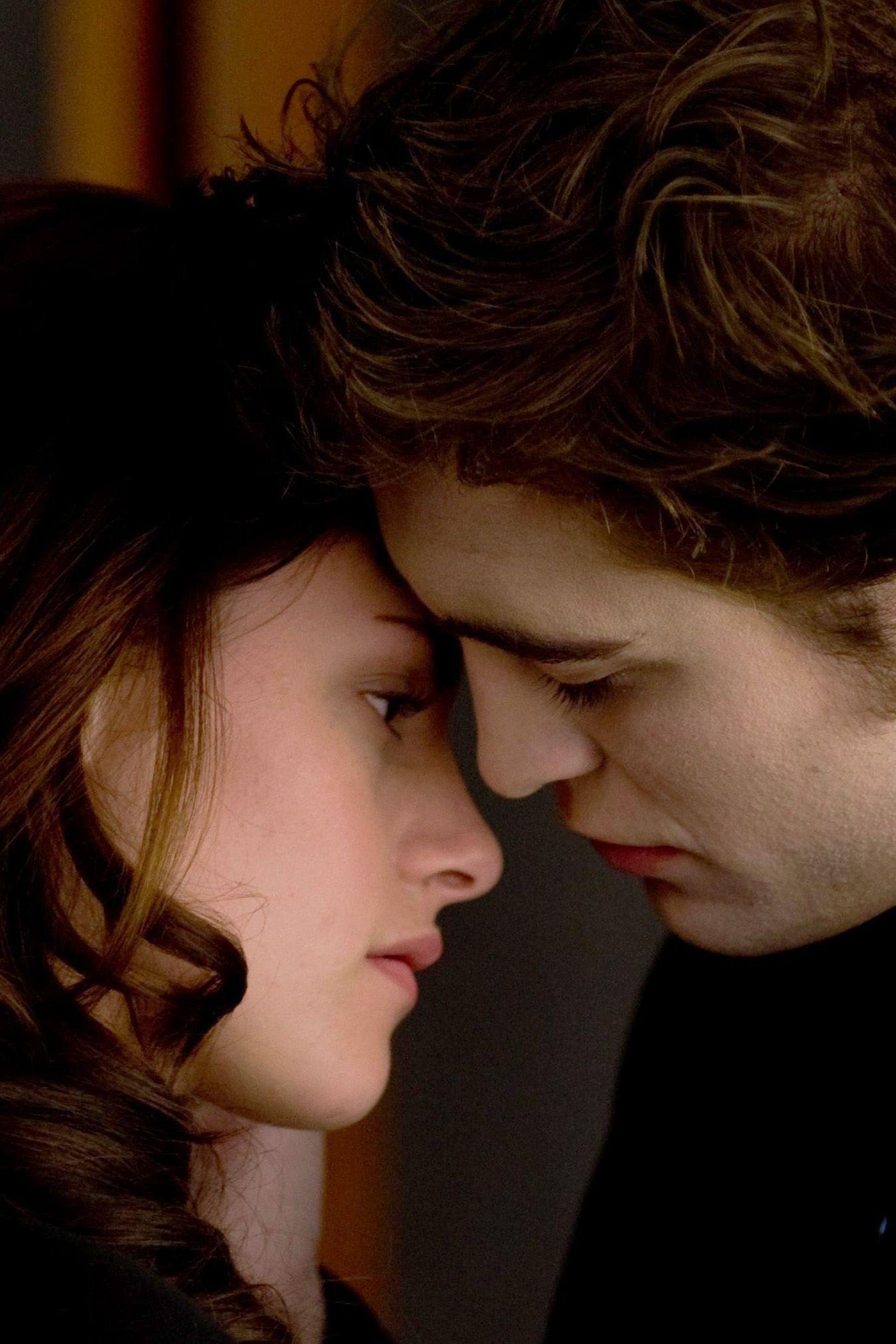Is edward cullen and bella swan dating in real life