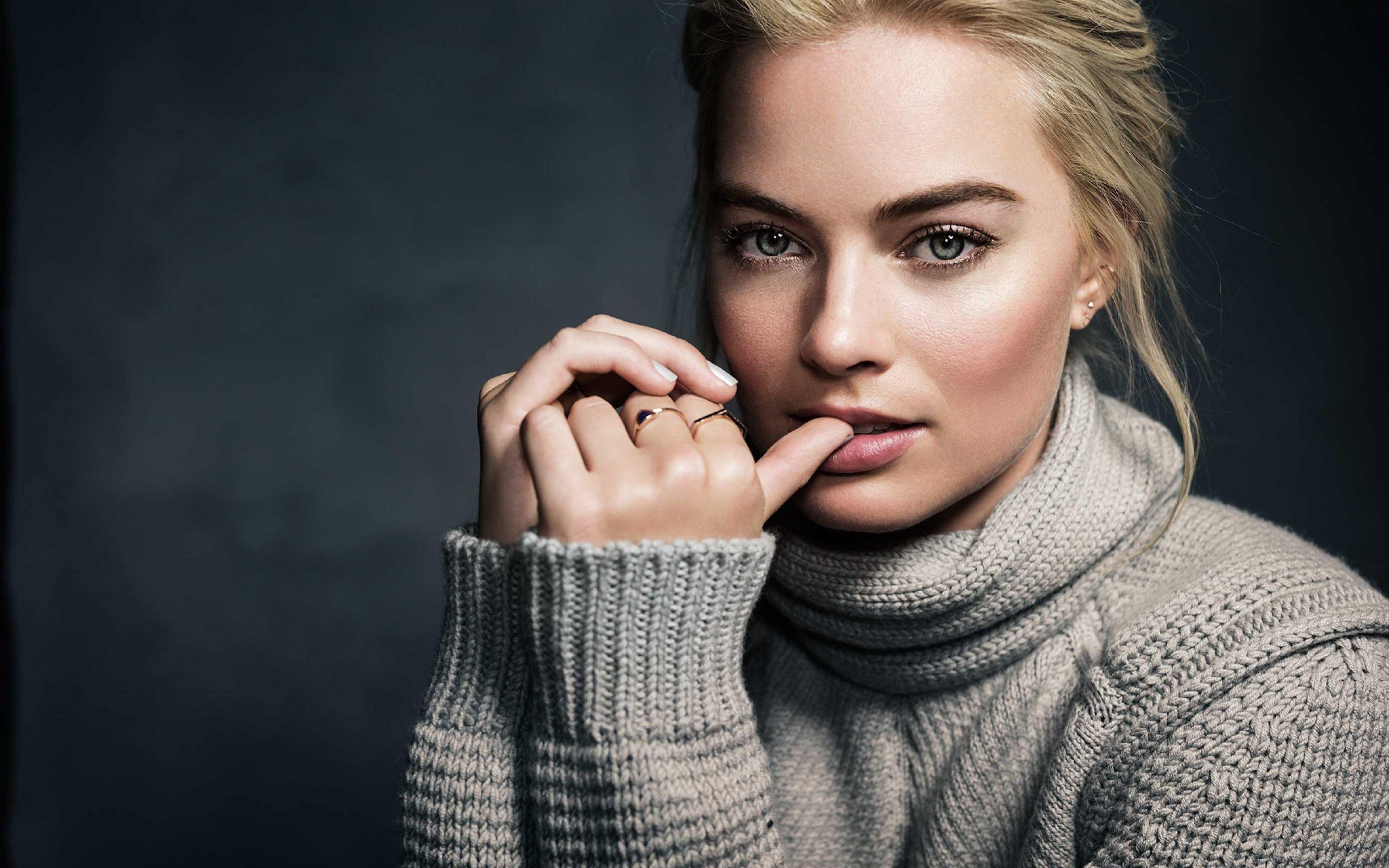 Margot Robbie Could be a Queen in Mary Queen of Scots. Takes On Tech