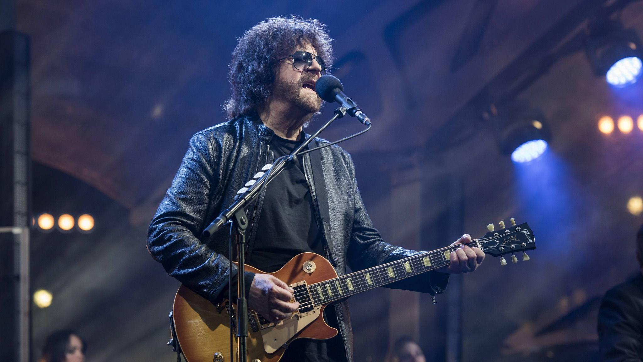 Jeff Lynne's Electric Light Orchestra at LA Forum. Latest CBS Local