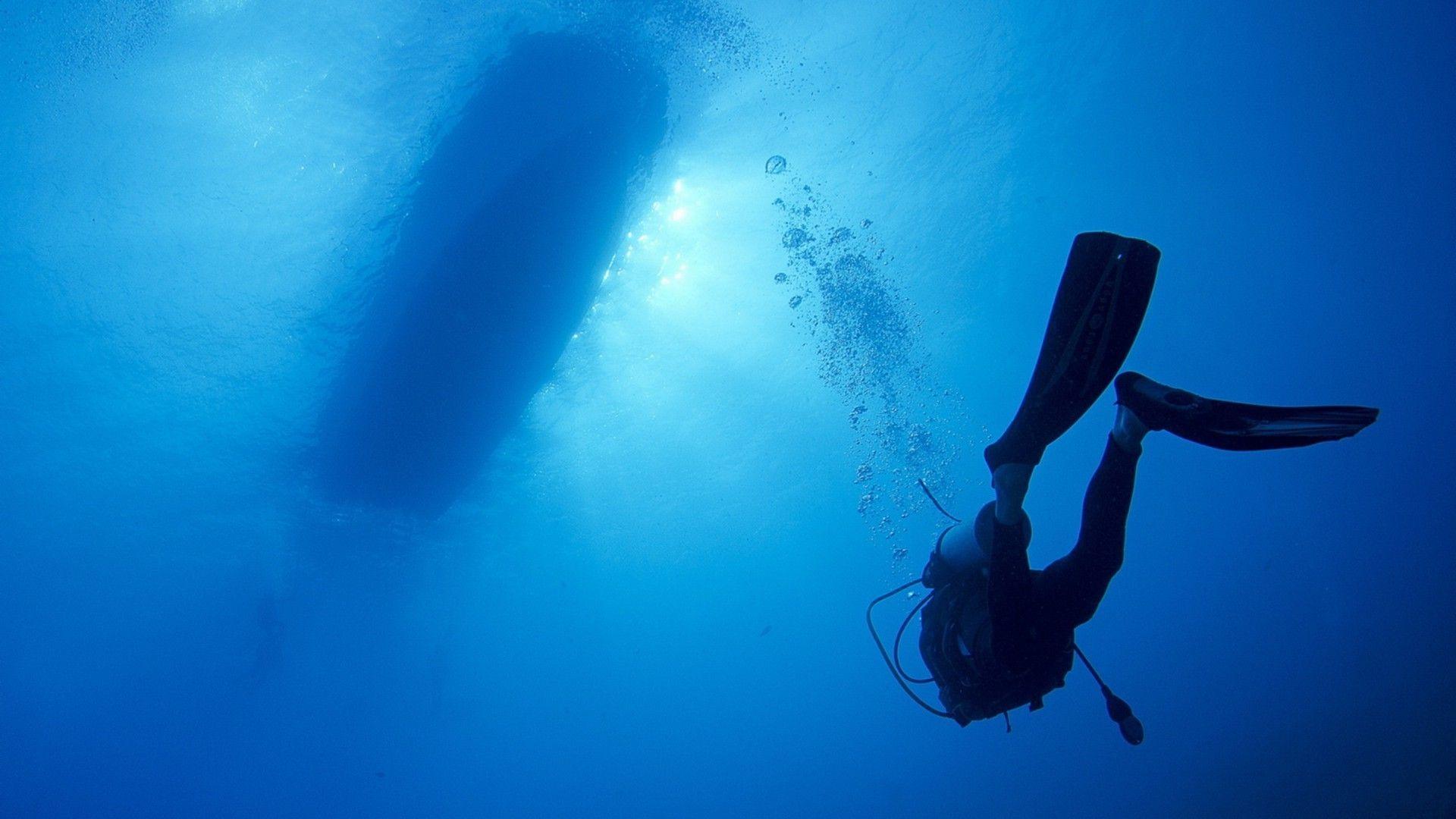 A scuba diver POPs up from the seabed to the boat. Android