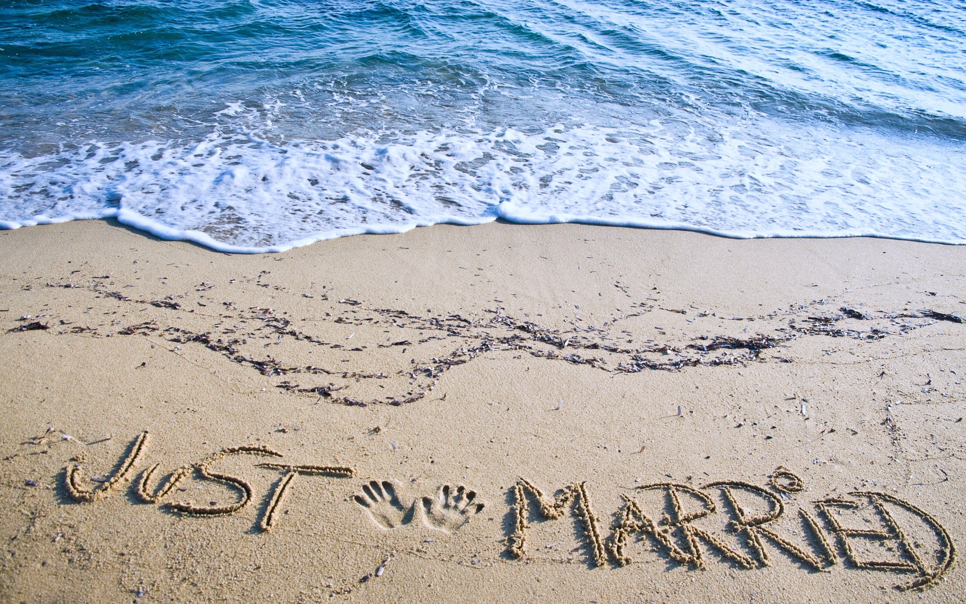Just married couples lovers happiness fun holiday honeymoon beaches summer sand sea joy enjoy wallpaperx2400