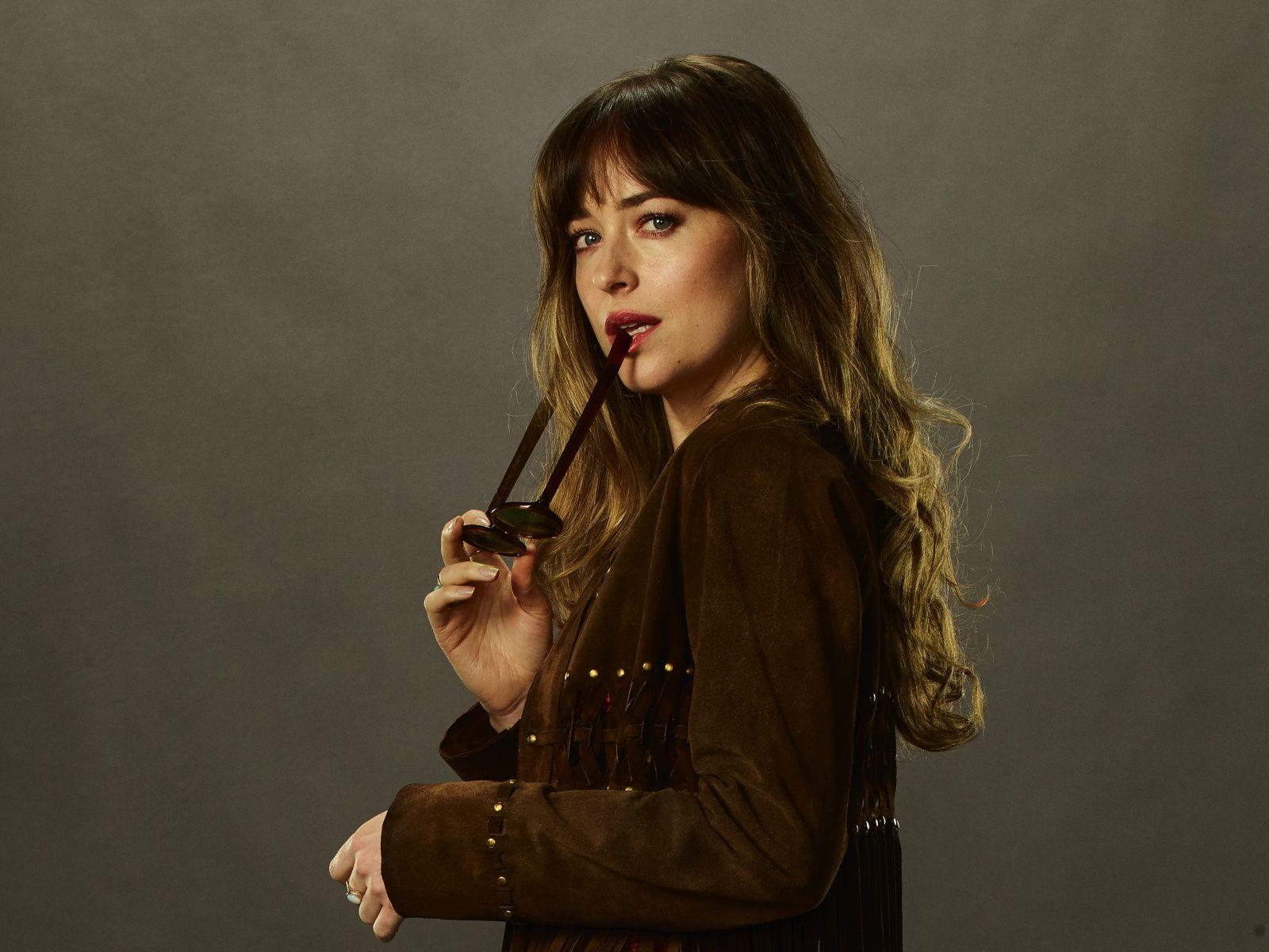 Download 1600x1200 wallpaper dakota johnson, bad times at the el