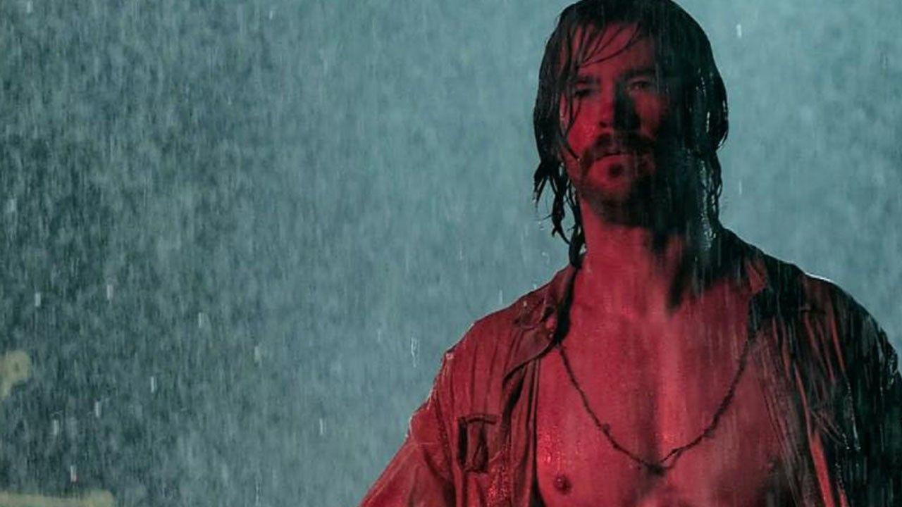 Dakota Johnson Teases 'Astonishing' Chris Hemsworth Shirtlessnes