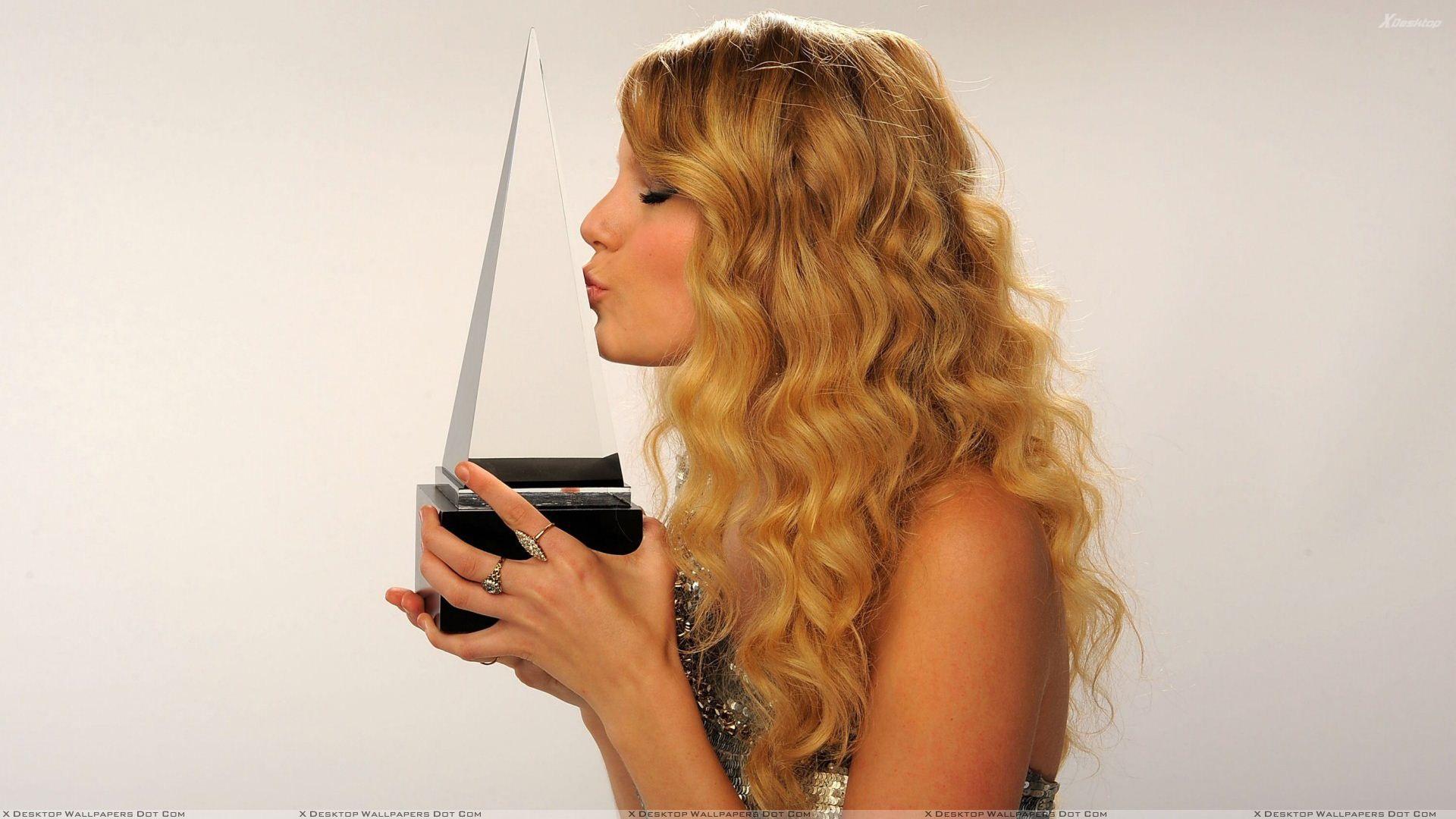 Taylor Swift Kissing On Award Side Photohoot Wallpaper