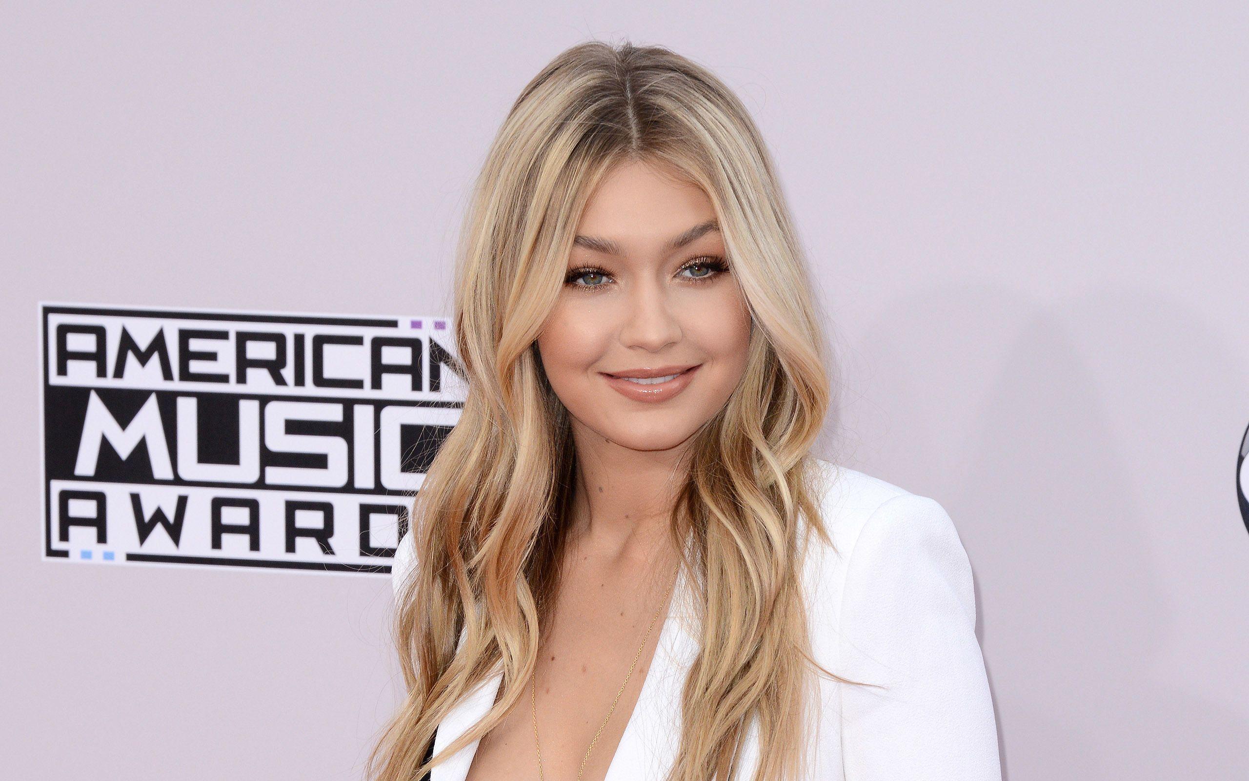 Gigi Hadid Long Hair American Music Awards