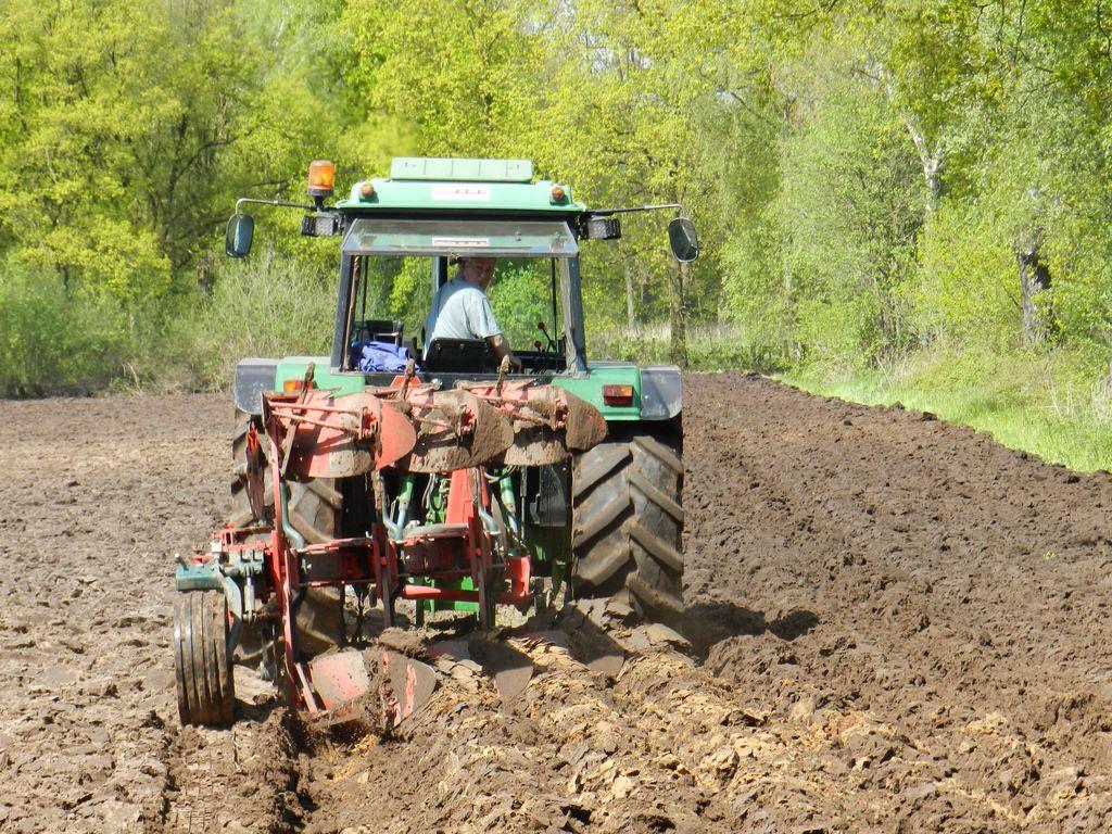 John Deere 3350 + Kverneland plow. Van Overbeek agriculture